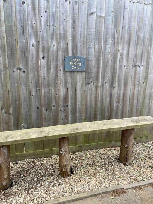 Larks Leaze Lodge, Steeple Ashton, Wiltshire Trowbridge Dış mekan fotoğraf