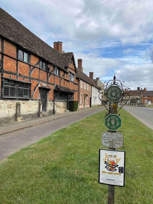 Larks Leaze Lodge, Steeple Ashton, Wiltshire Trowbridge Dış mekan fotoğraf